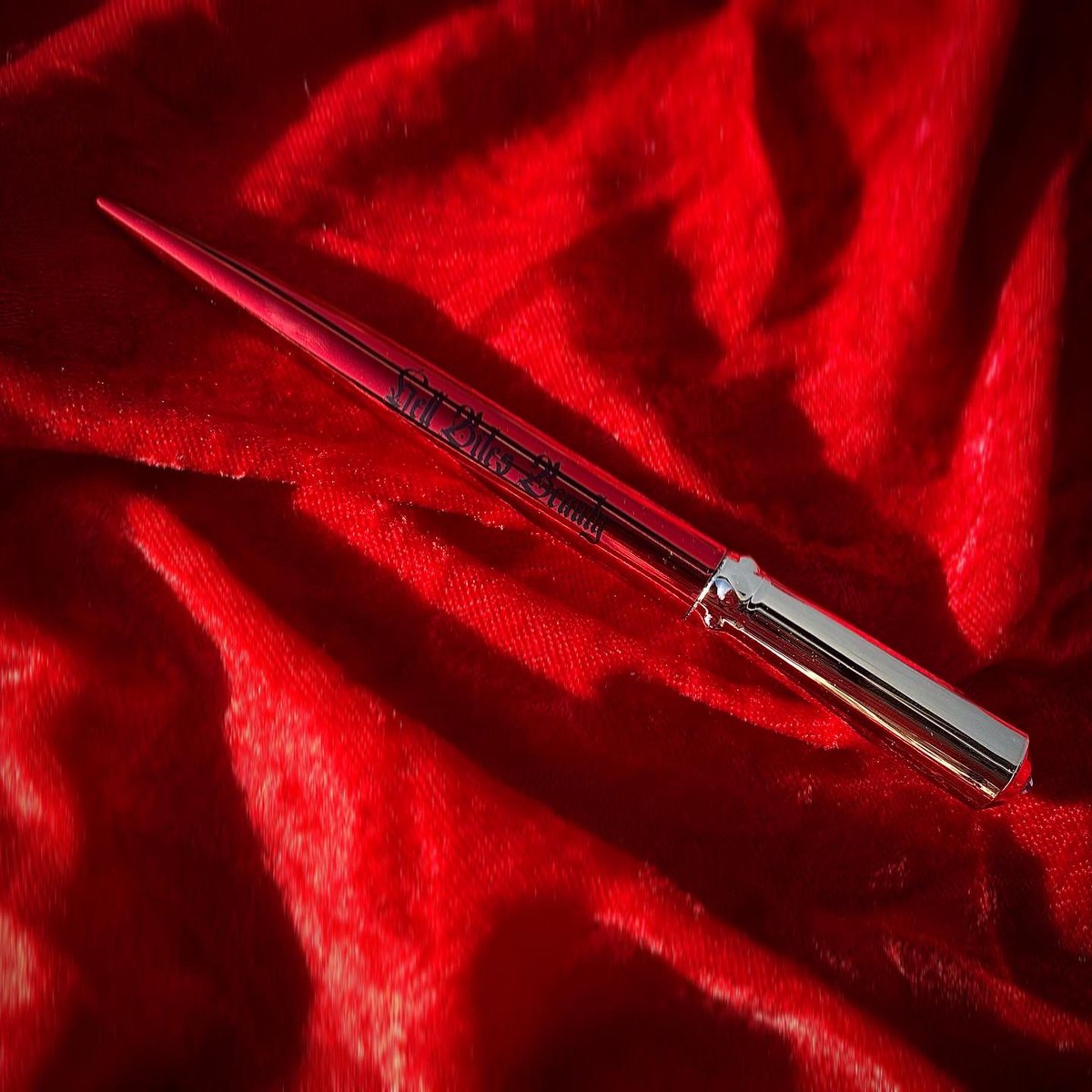 hellbitesbeauty's tweet photo. Ultra Precise Liquid Eyeliner on sale for $9.99 VEGAN &amp; Cruelty Free formula 🔥 https://t.co/uX9zFS9g7O