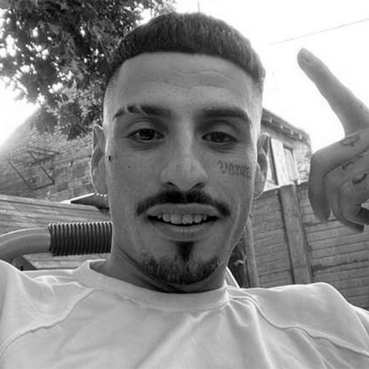 si agregan a mejores amigos, suban algo piola, no la foto de un chocolate, corte no sé, que se yo, un par de fierros, la wacha tomando merca, no sé, algo corte fua vale mejore amigo, me entende, sino saquenme si van a subir algo aburrido, si van a subir fotos con sus novios peor.