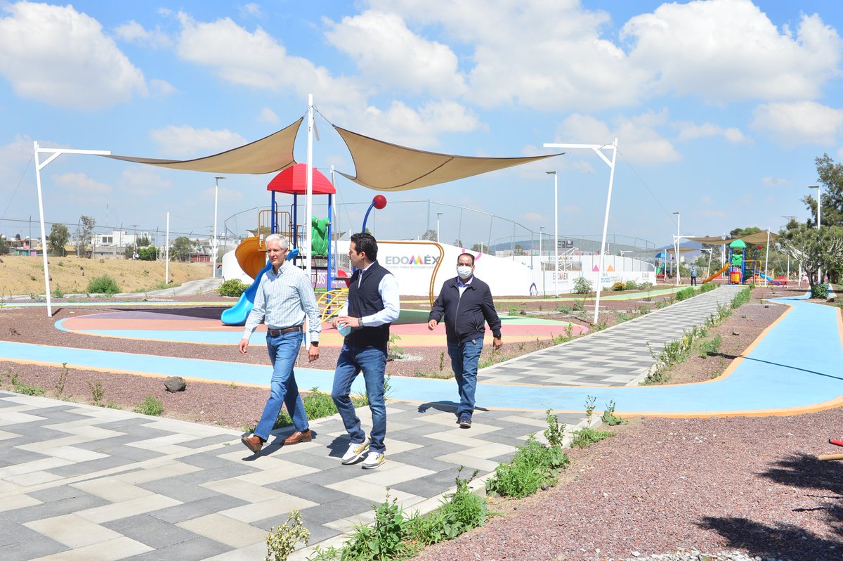 Con el programa #ViveTuComunidad entregamos un nuevo parque en #Ecatepec para seguir recuperando los espacios públicos.