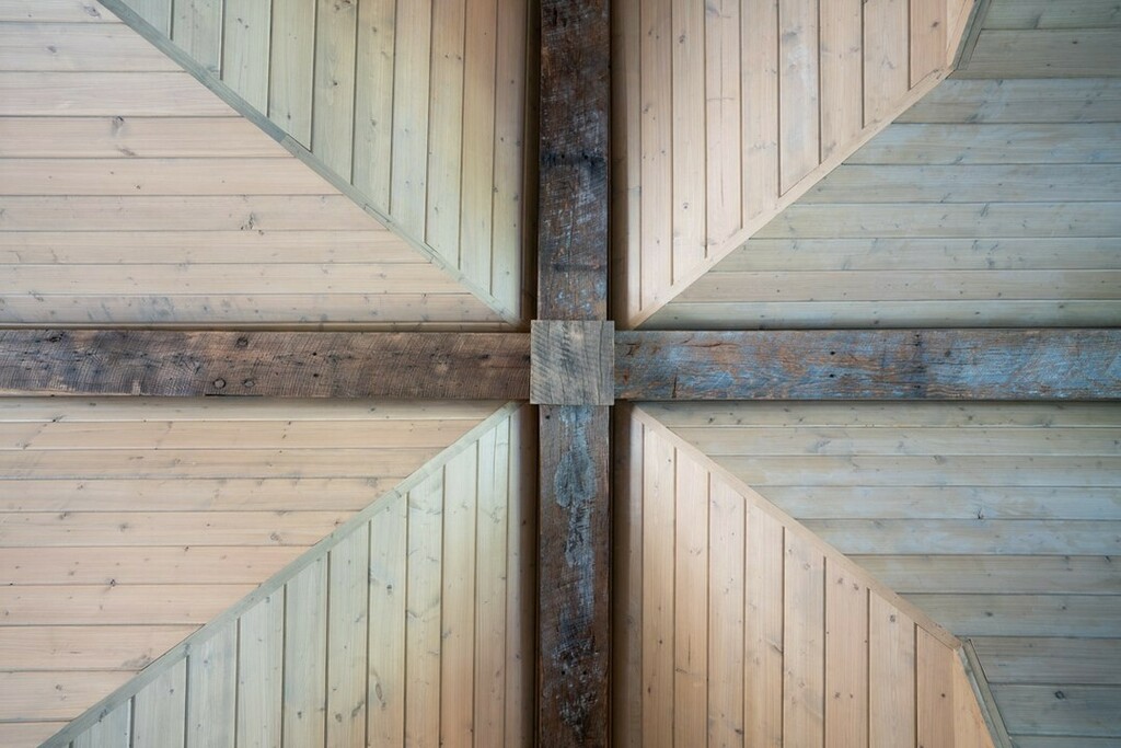 Nothing beats a vaulted ceiling with beams and a custom details. Always a winning combination!⁠
⁠
.⁠
.⁠
.⁠
.⁠
.#Reclaimed #reclaimedlumber #reclaimedwood #build #inspiration #design #home #office #usa #alabama #instalike #instagrambham #like4like #birminghamal #interiord…
