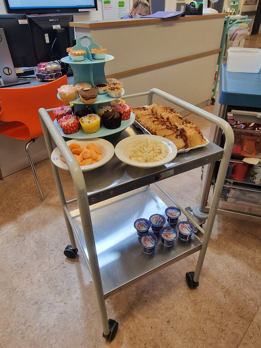 Ward 7 having a little tea party this afternoon for the jubilee. Sweet treats all round.  #Jubilee <a href="/UHDB_DME/">DME</a> <a href="/UHDBTrust/">University Hospitals of Derby and Burton NHS FT</a>