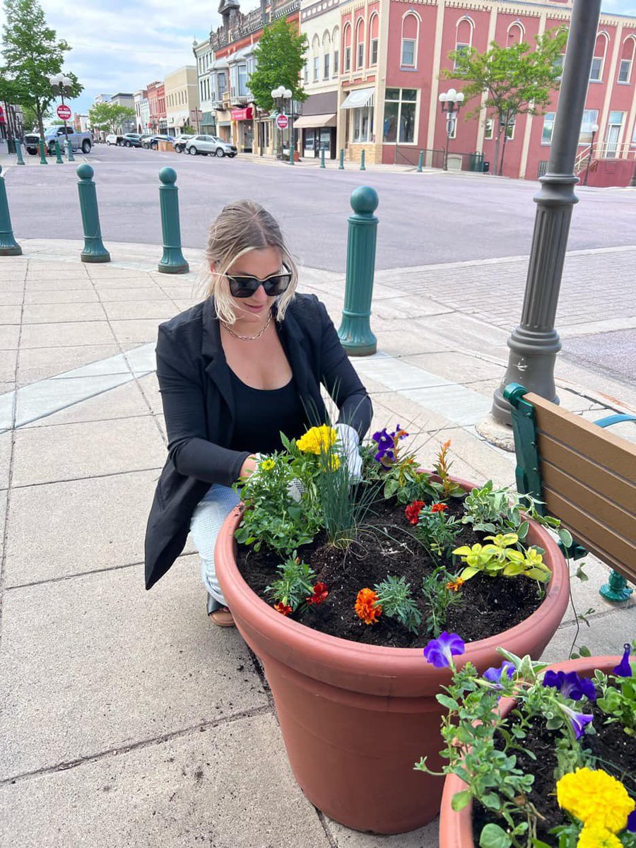 WoodstoneSL's tweet photo. A few of our team members from our New Ulm community volunteered some time after work to plant flowers downtown 🌷🌸🌼 https://t.co/AwnSM3o6yA