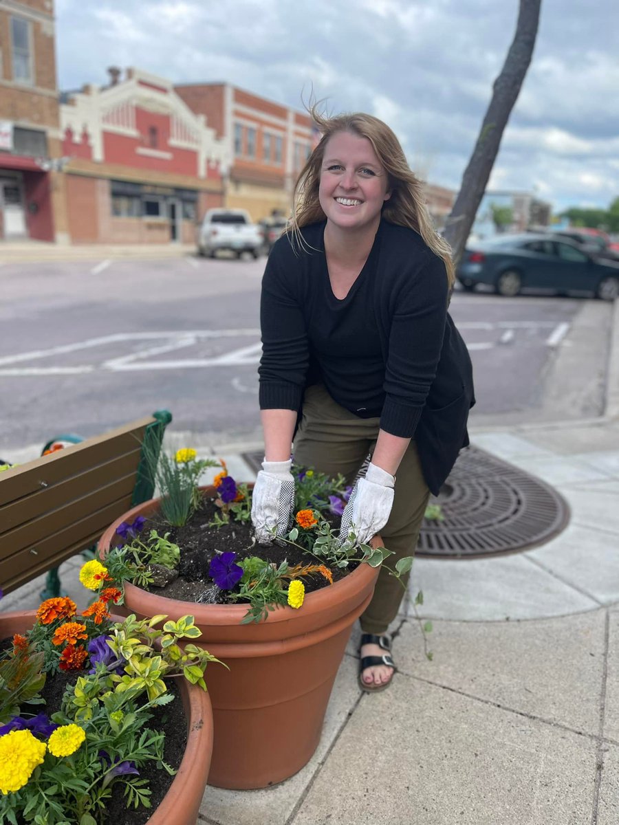 WoodstoneSL's tweet photo. A few of our team members from our New Ulm community volunteered some time after work to plant flowers downtown 🌷🌸🌼 https://t.co/AwnSM3o6yA