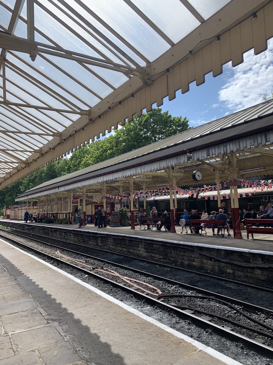 saimathewriter's tweet photo. I’m on the other side of the tracks where The Tracksude pub is filled with people who are enjoying the sunny #Bury weather, the live music and the Platinum Jubilee celebrations here at East Lancashire Railway 🚃 @MENnewsdesk https://t.co/h6WXzd2QSi