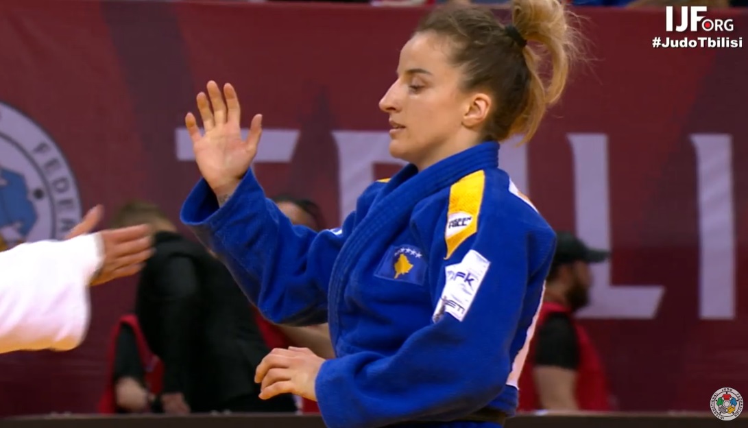 gazetaexpress's tweet photo. Distria Krasniqi fiton medaljen e artë në Grand Slam në Tbilisi, mposht kundërshtaren brenda një minuti 🥇 https://t.co/LeA2Gnzkqj