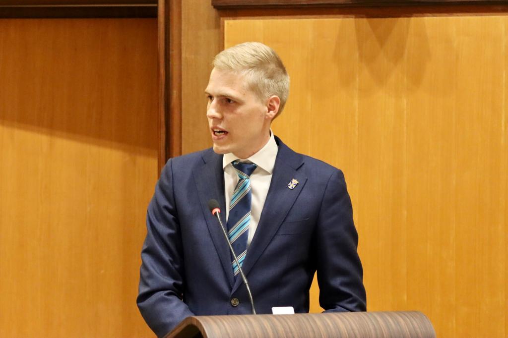 About last night...

Stevig debat gisteren over de nieuwe coalitie, met terechte vragen over financiën en vaagheid van het akkoord. Maar wel belangrijk dat er een nieuw college is. Er liggen grote uitdagingen. We gaan het constructief-kritisch volgen.

Foto: <a href="/KatwijkActueel/">Katwijk Actueel</a>