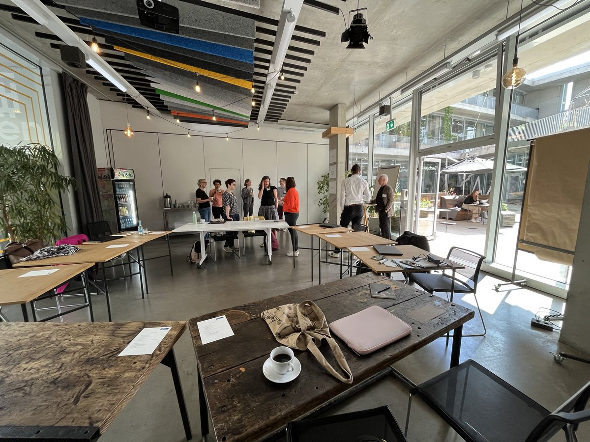 cristina_alaimo's tweet image. Just concluded an amazing workshop in Hannover with @JannisKallinik1 ! A group of engaged sociologists worked with us for a day on #data #dataobjects and #organizations —many thanks Leibniz University and Stefanie Büchner for the invitation! We learned so much from Q&A!