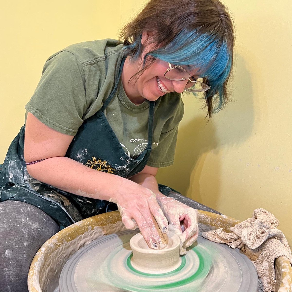 Our new Forms that Function beginning #potterywheel class began last night &amp; I was super proud of how well our participants did! 🎉 Looking forward to seeing what masterpieces they churn out next week when we work on making bowls. 👀🥣👀
#sunshinesunflowerstudio #Phoenix