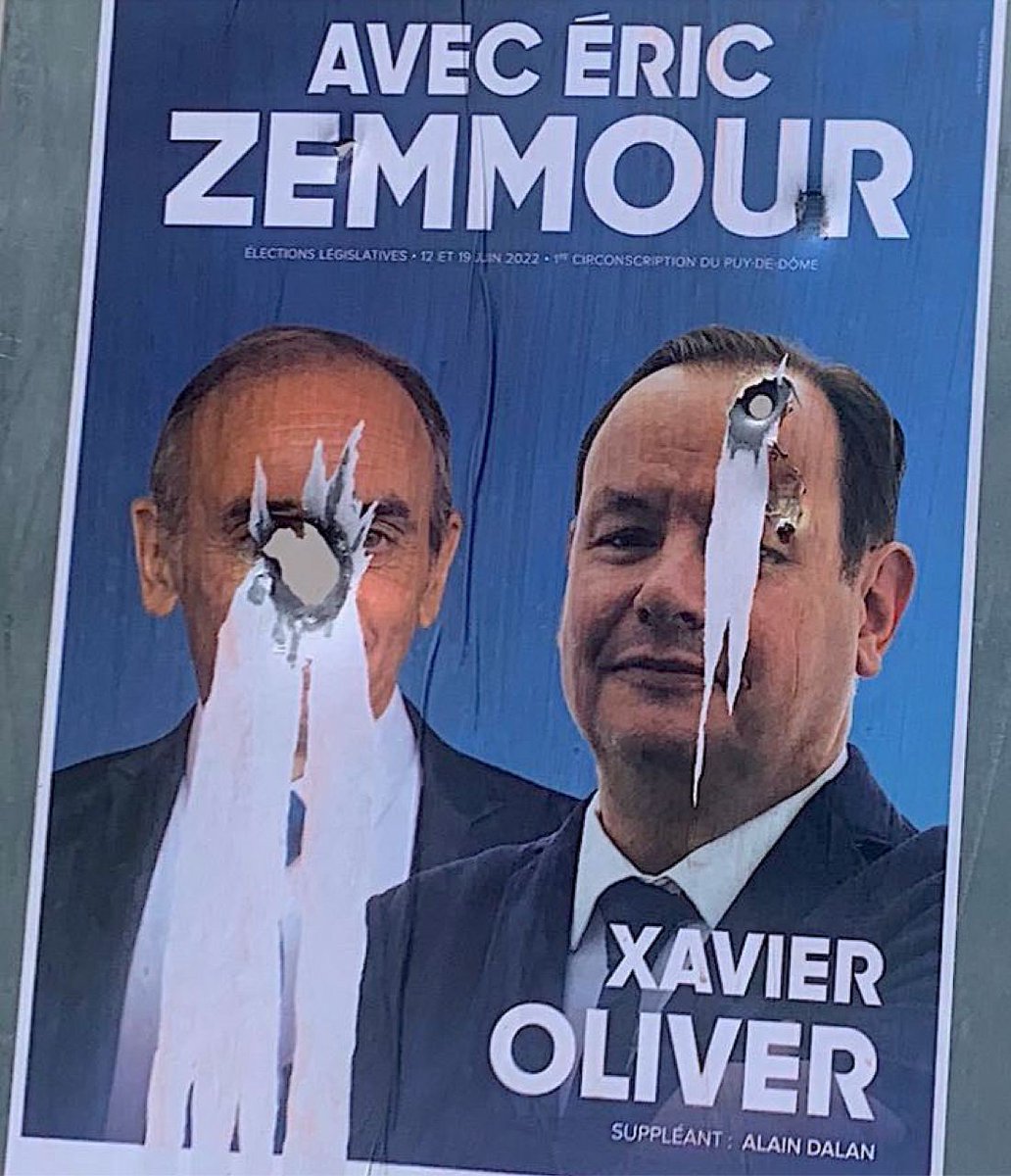 ZemmourEric's tweet photo. Regardez cette photo. 

Dans une ville d’Auvergne, proche du quartier de la Gauthière, des individus ont sorti des armes lourdes en pleine rue pour tirer sur des panneaux officiels. 

Ce n’est pas un graffiti : c’est une menace de mort. https://t.co/IabZ4Jg7Z7