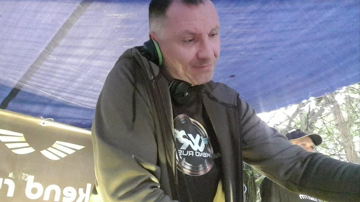 We outside @WeekendRushFM 🔊