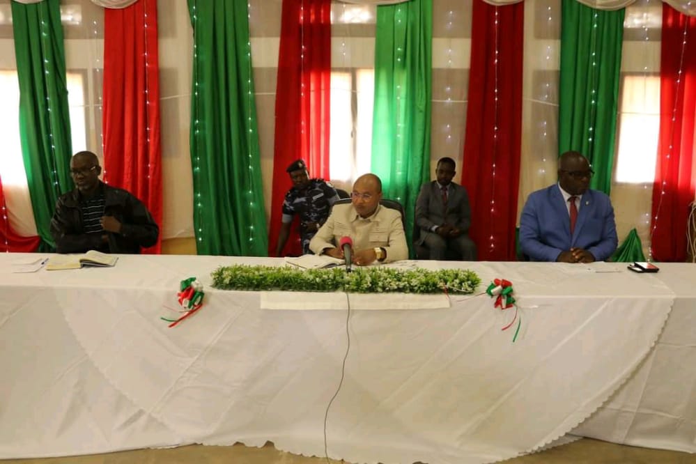 MagazineJimbere's tweet photo. ⳠUne semaine, soit le délai donné par le Premier Ministre lors de sa visite à #Rutumo ce 02/06/2022, pour que la #SOGEA_SATOM dispose des documents juridiques nécessaires à la reprise des travaux de réhabilitation de la route #Rumonge-#Gitaza https://t.co/rrQ5PADBDY
#Burundi https://t.co/k1g1ENU6uu