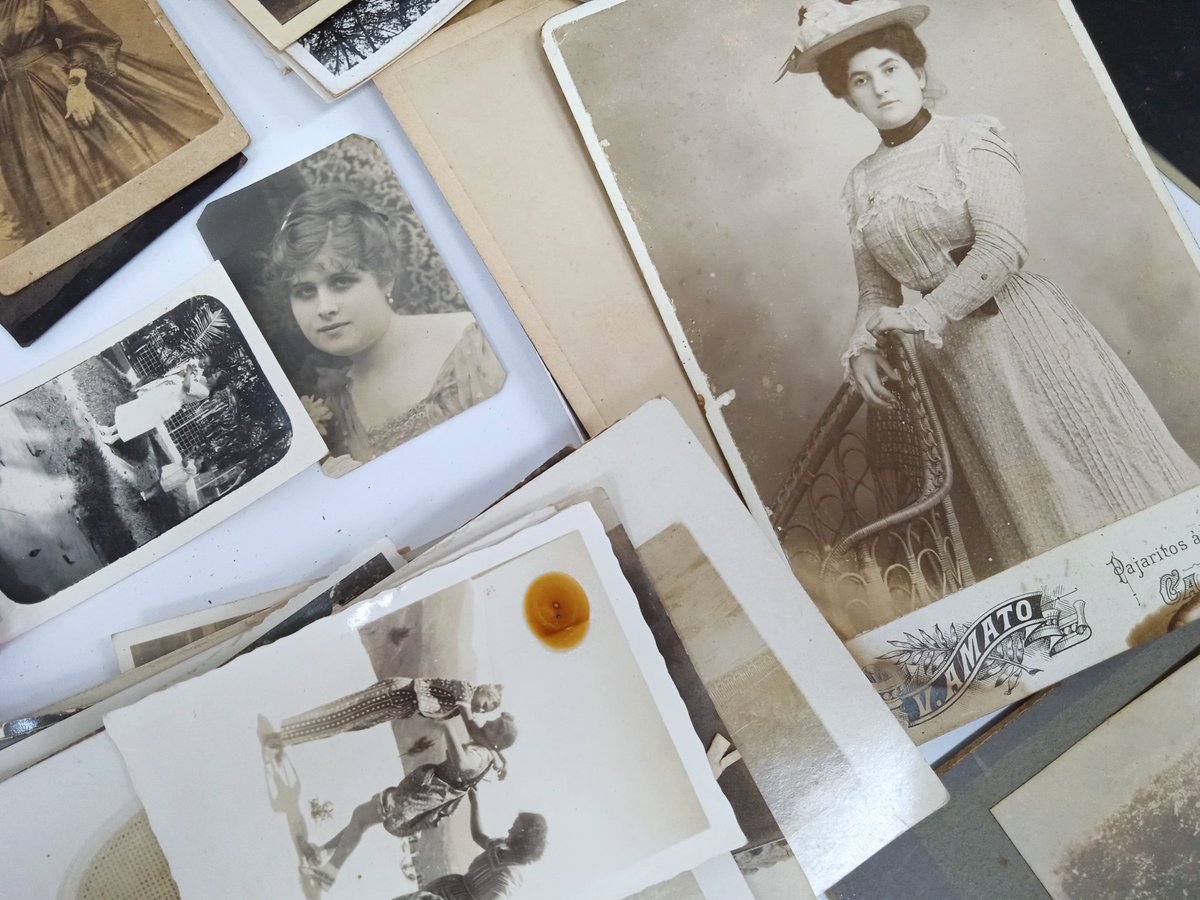 (1/4)
Esta semana recibimos una donación de material fotográfico en nombre de la señora Mercedes Zuloaga de Ball quien fue una apasionada de la #historia venezolana ; sus hijos realizaron la entrega.