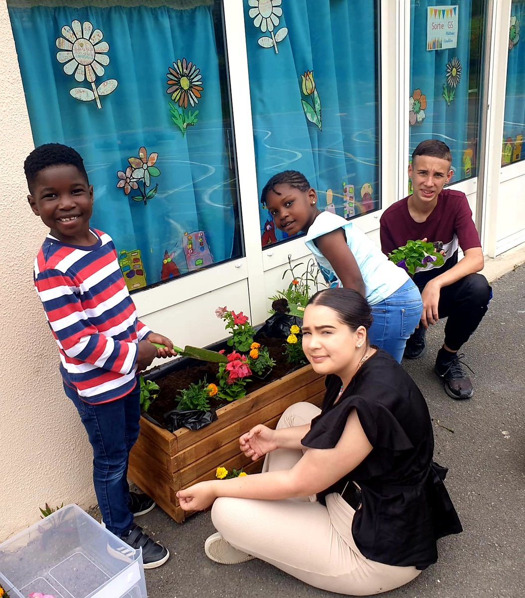 ReimsRep's tweet photo. Top départ pour le 2ème fleurissement dans nos écoles 🌺🏵
Échanges entre les collégiens de la section horticulture et les élèves de grande section, CP, CE1 : de beaux moments de partages 🤝 Apprentissage des besoins d'un végétal et embellisement de leur environnement 🌟 https://t.co/WcsFPb0wk3