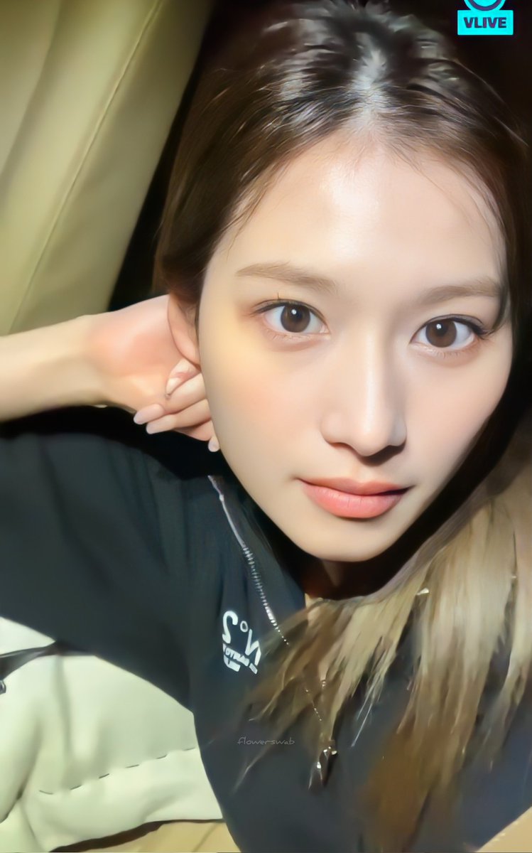 flowerswab's tweet photo. #SANA #VLIVE https://t.co/G6sNA91dUj
