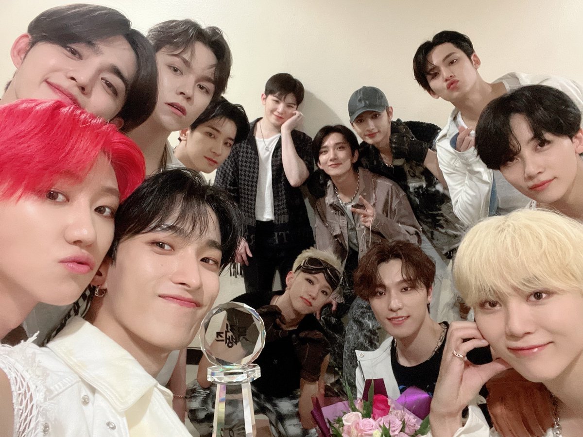 SVT0526_WOOZI's tweet photo. 💖🏆 220603 뮤뱅 #HOT2ndWin 🏆💙 https://t.co/C52CohVMri