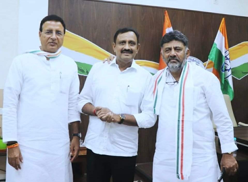 MRajkumarBNDCC's tweet photo. AICC ಪ್ರಧಾನ ಕಾರ್ಯದರ್ಶಿಗಳು ಹಾಗೂ ಕರ್ನಾಟಕ ರಾಜ್ಯ ಉಸ್ತುವಾರಿಗಳಾದ ಶ್ರೀ ರಣದೀಪ್‌ ಸಿಂಗ್ ಸುರ್ಜೇವಾಲ ಅವರಿಗೆ ಹುಟ್ಟು ಹಬ್ಬದ ಹಾರ್ದಿಕ ಶುಭಾಶಯ  ಕೋರುವ ಬೆಂಗಳೂರು ಉತ್ತರ ಜಿಲ್ಲಾ ಕಾಂಗ್ರೆಸ್ ಸಮಿತಿ ಅಧ್ಯಕ್ಷರಾದ ಎಂ ರಾಜ್ ಕುಮಾರ್. @rssurjewala https://t.co/sMYn4JpUeN