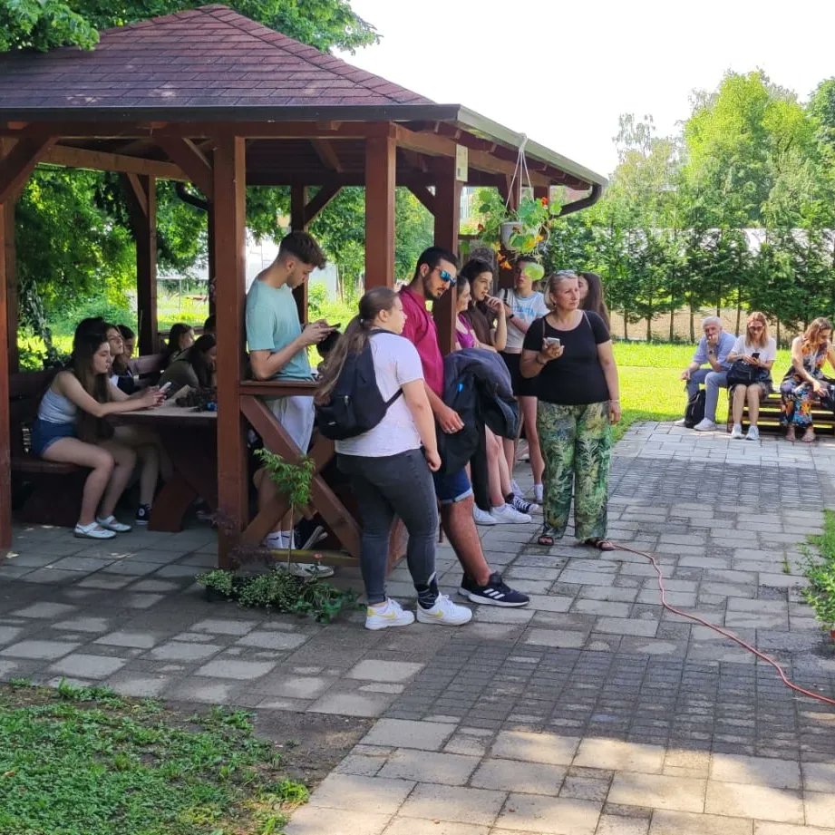 Sudionici S.F.C.R. projekta proveli su dan na Agronomskom fakultetu sadeći cvijeće, uređujući živicu, učili o kompostiranju i izađujući ukrase od prirodnih materijala. Nakon rada uživali su u zasluženoj šetnji najljepšim zagrebačkim parkom Maksimirom.