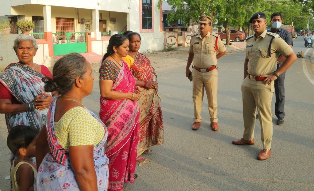 police_guntur's tweet photo. ఈరోజు గుంటూరు జిల్లా ఎస్పీ శ్రీ ఆరిఫ్ హఫీజ్ ఐపీఎస్ గారు నగరంలో అరండల్ పేట పోలీస్ స్టేషన్ పరిధిలో ఉన్న శారదా కాలనీ ఆర్చ్ సెంటర్ లో పర్యటించారు
@APPOLICE100
@dgpapofficial
#suddenvisit
#beatsystem
#petroling https://t.co/ez1tmC63S7