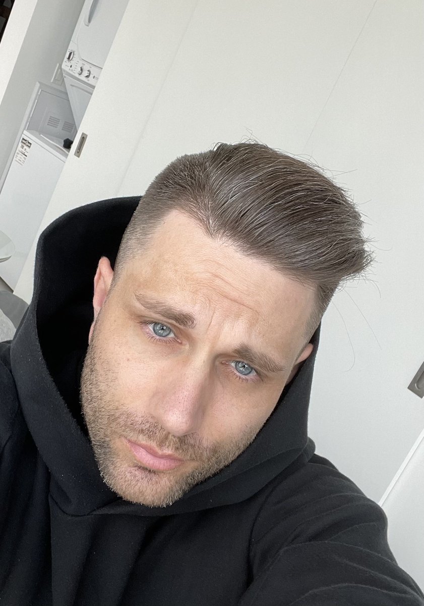 Tylersjourney_'s tweet photo. 🎨 Drop a photo of yourself the Artist and a photo of your Art. Let’s see the person behind the NFT!

♻️ Retweet/Follow + Tag 3 Frens

Let’s make some friends and build this community together ✨ https://t.co/r5CGzUZz5w