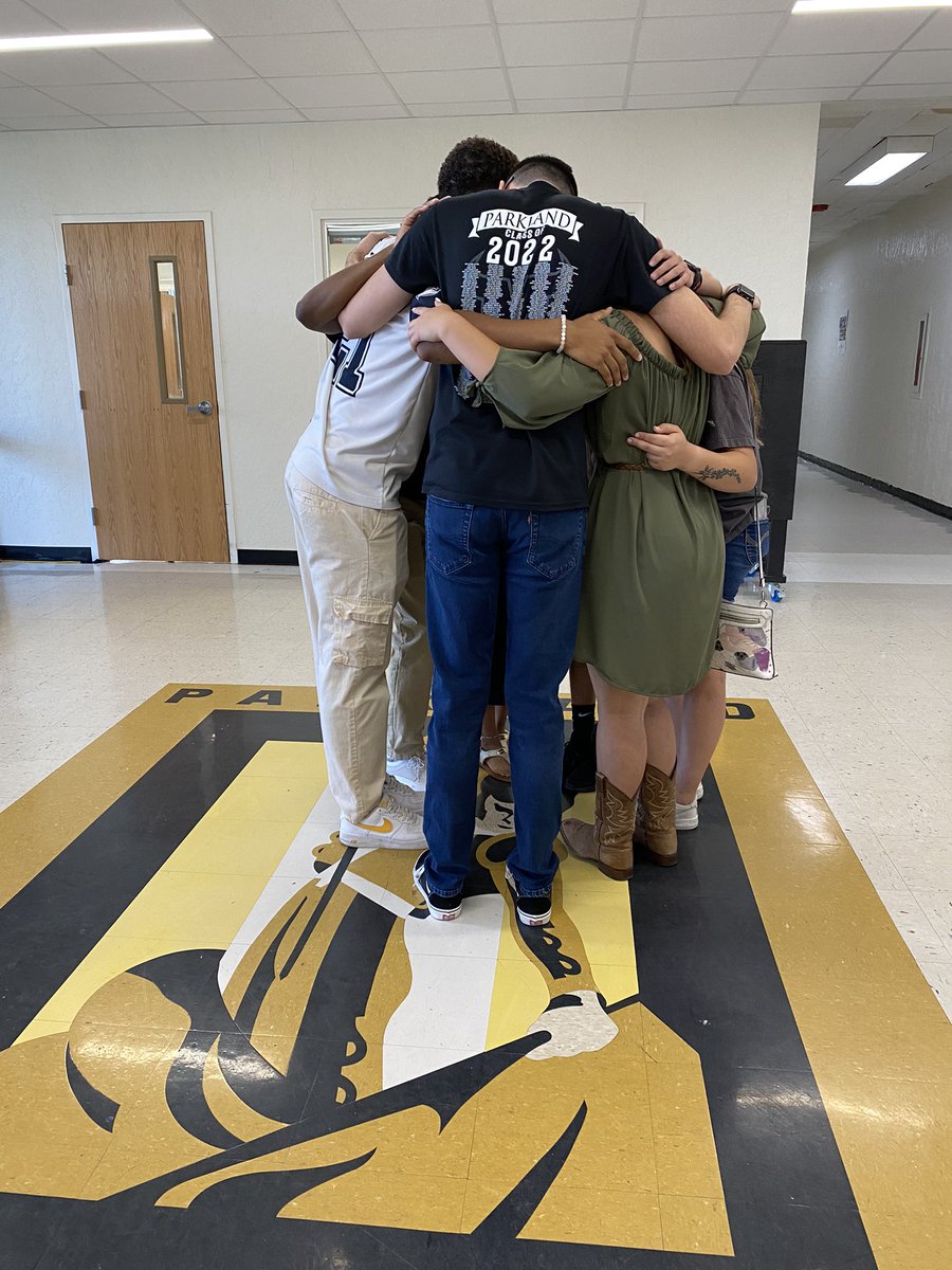 ParklandLibrar1's tweet photo. One last time as Matadors!Our STUCO kids signing off for the morning announcements. #THEDISTRICT #ParklandSTUCO #senior2022 #LastDayofSchool https://t.co/2mZQzgMhtl
