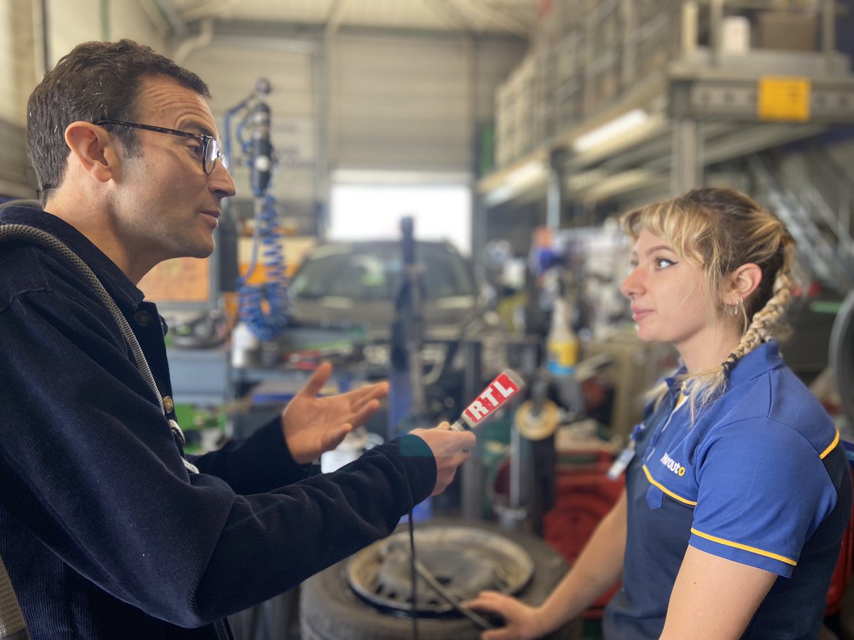 NorautoFr's tweet photo. Ce matin, au micro🎤de @FAntson de @RTLFrance, Emma Noguerol, alternante, a pu échanger sur son parcours en mécanique🔧. Depuis septembre, elle est en apprentissage dans l’une de nos 35 classes dédiées permettant aux jeunes de se former aux métiers de la vente et de la mécanique. https://t.co/XdT1uAChdx
