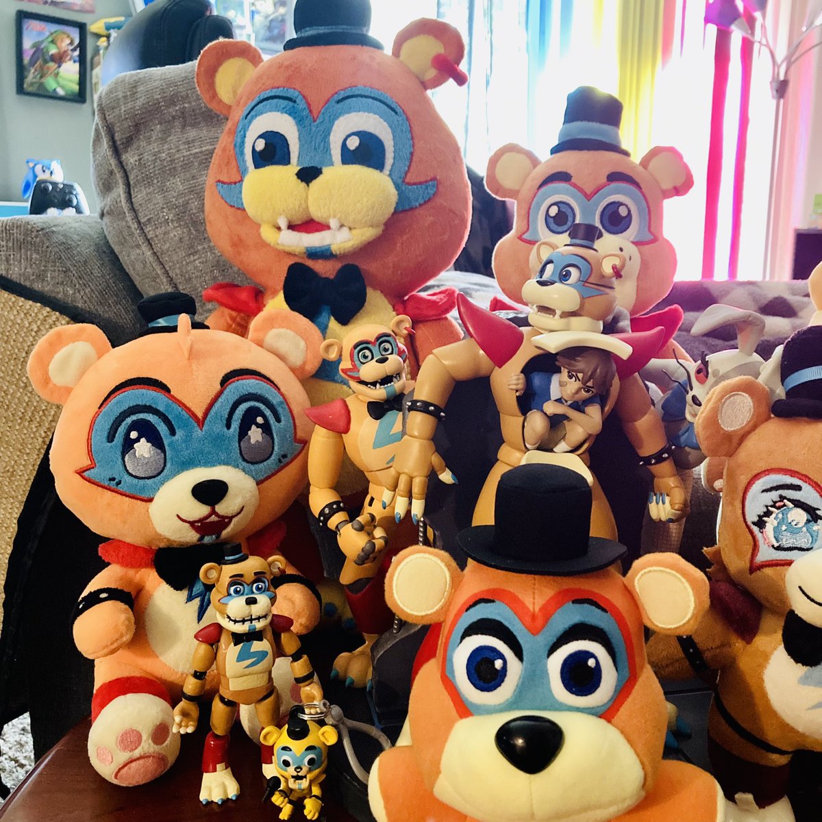 frechiiie's tweet photo. My Glamrock Freddy collection as of right now https://t.co/ALzdSu3S8x
