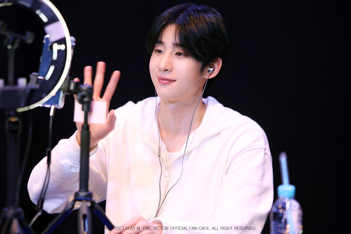 timetosw's tweet photo. 210604 팬싸 비하인드 

#한승우 #승우 #HANSEUNGWOO https://t.co/ldUMKCYRKh