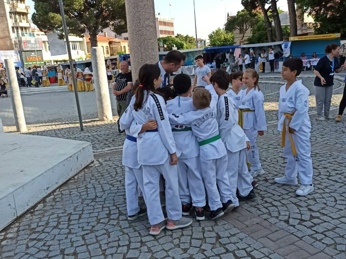 Okulumuz öğrencileri   halk eğitim merkezi mudurlugu aracılığıyla okulumuzda  açılmış olan taekwondo kursunun başarıyla tamamladılar kurs sonunda yaptıkları gösteri seyirciden tam not aldı. Öğrencilerimize ve Antrenörümüz Alican Seviyurt a emeklerinden dolayı teşekkür ediyoruz