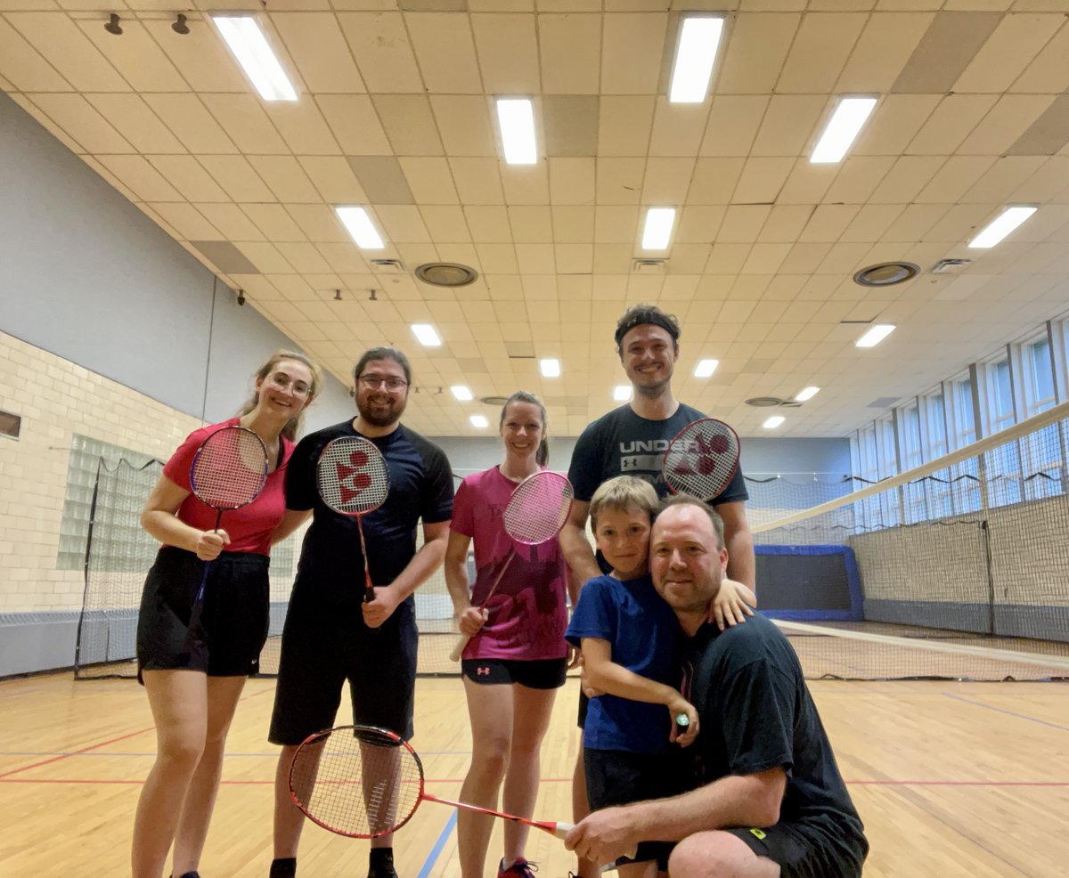Cette semaine avait lieu la dernière soirée badminton des employés de l'entreprise. 

Pour cet été? On joue dehors!  
(Ça adonne bien, il y a un horaire de 4 jours pour en profiter) #viechezDSI