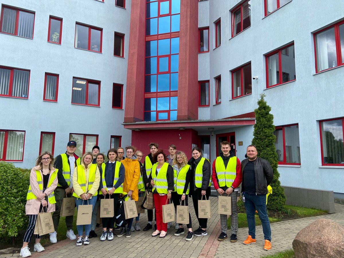 RTU_SESMI's tweet photo. Š.g. 31.maijā prof. bakalaura studiju programmas "Uzņēmējdarbības loģistika" 1.kursa studenti devās mācību ekskursijā uz uzņēmumu SIA "Kreiss", kur iepazinās ar uzņēmumu un karjeras iespējām loģistikas jomā. https://t.co/mYjQnUv2MU