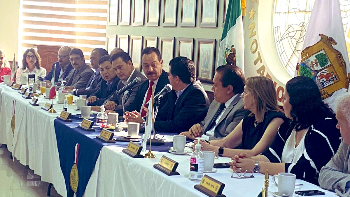 Con el objetivo de establecer acciones para mejorar la certeza jurídica de los coahuilenses, así como las  actuaciones del notariado, el Secretario de Gobierno <a href="/F_DeLasFuentes/">FernandoDeLasFuentes</a> y el <a href="/FiscalGerardoM/">Gerardo Márquez Guevara</a> se reunieron con el Colegio de Notarios de #Torreón y su presidente <a href="/JacintoFaya/">Jacinto Faya Rodríguez</a>.
