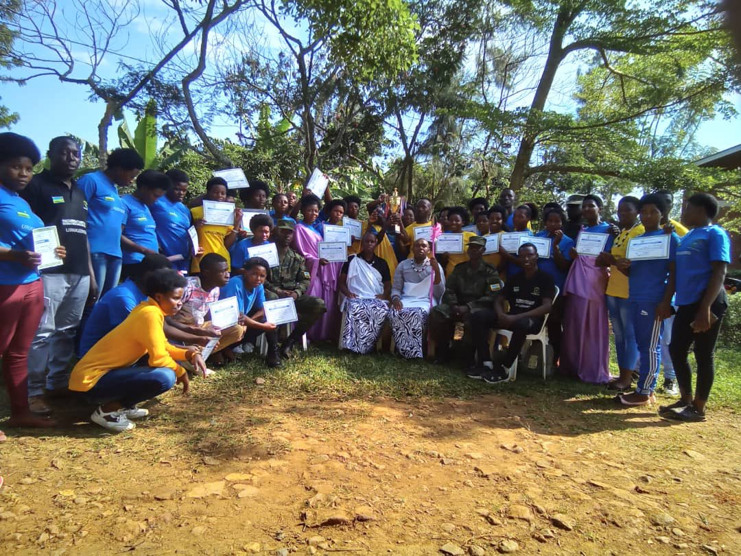 TUYISHIMEFidle1's tweet photo. Intore 618 (F: 337 &amp; M: 281) @Nyamasheke basoje Urugerero Inkomezabigwi 9/2022, Ibikorwa by’ ingenzi bakoze: Kubaka inzu 21; Kuvugurura inzu 44, Kubaka Ubwiherero 27, Kuvugurura Ubwiherero 91, Imirima y’ imboga 369 @Unity_MemoryRw @YouthCultureRW @RwandaWest https://t.co/SDdbKfJ69p