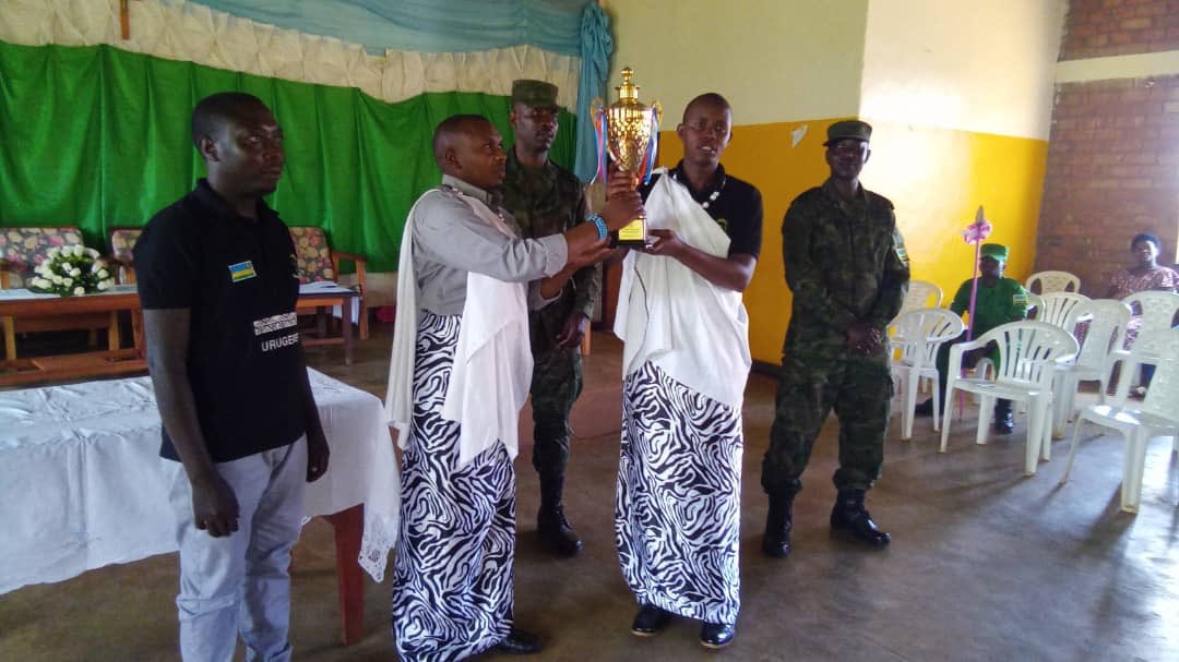 TUYISHIMEFidle1's tweet photo. Intore 618 (F: 337 &amp; M: 281) @Nyamasheke basoje Urugerero Inkomezabigwi 9/2022, Ibikorwa by’ ingenzi bakoze: Kubaka inzu 21; Kuvugurura inzu 44, Kubaka Ubwiherero 27, Kuvugurura Ubwiherero 91, Imirima y’ imboga 369 @Unity_MemoryRw @YouthCultureRW @RwandaWest https://t.co/SDdbKfJ69p