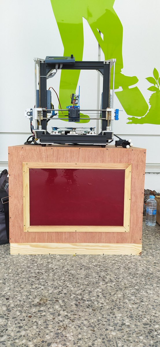 Smart_Islandz's tweet photo. Notre découpeuse-graveuse laser fait maison, a aussi fait le bonheur de nos participants pendant l'atelier.
#makerspace #graveuse #DIY https://t.co/DvZ2rwLjYP