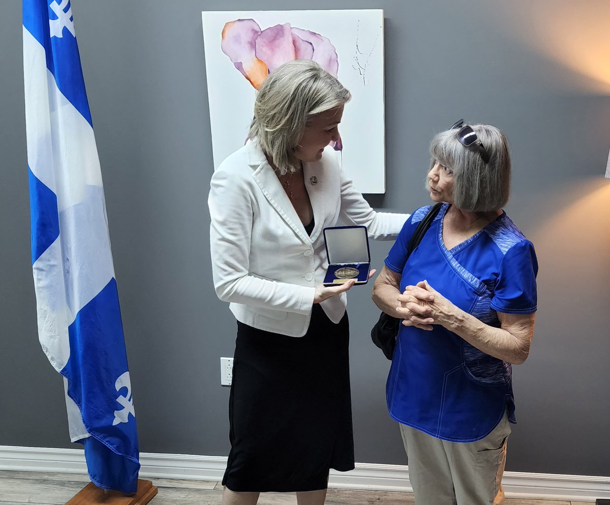 C'est avec fierté et admiration que j'ai remis la médaille de l'Assemblée nationale à madame Diane Levasseur.🏅

Mme Levasseur s'implique auprès d'Entraide Mercier et de La Rencontre Châteauguoise. Je vous remercie pour votre contribution inestimable à la communauté!😇
