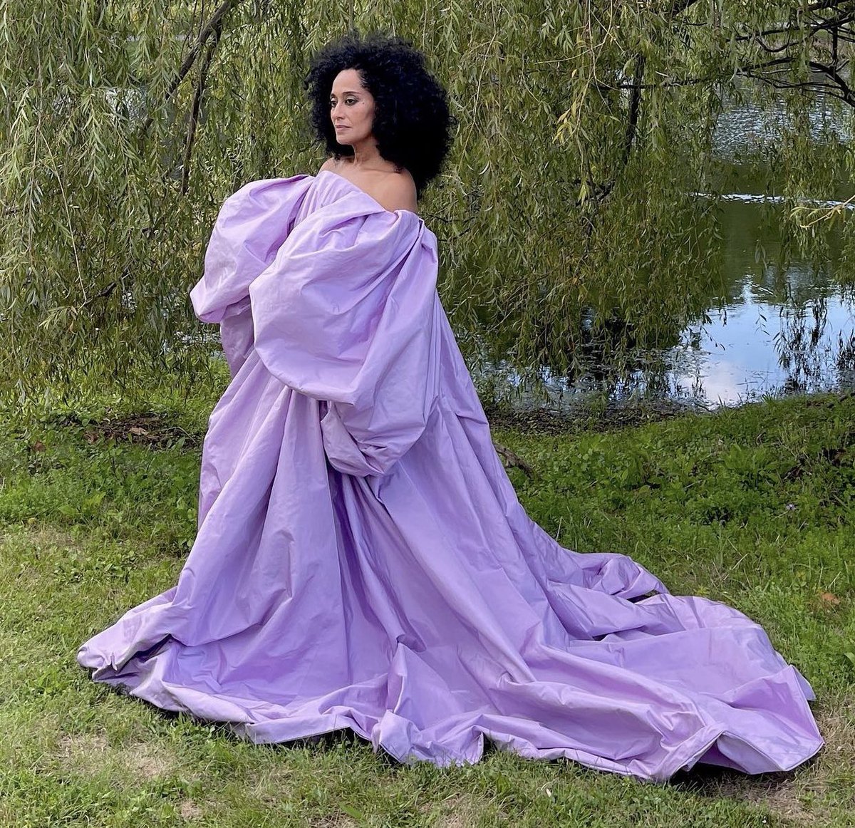mefeater's tweet photo. Tracee Ellis Ross behind the scenes of her Harper’s Bazaar shoot 💜 https://t.co/g7VjTEmSFG