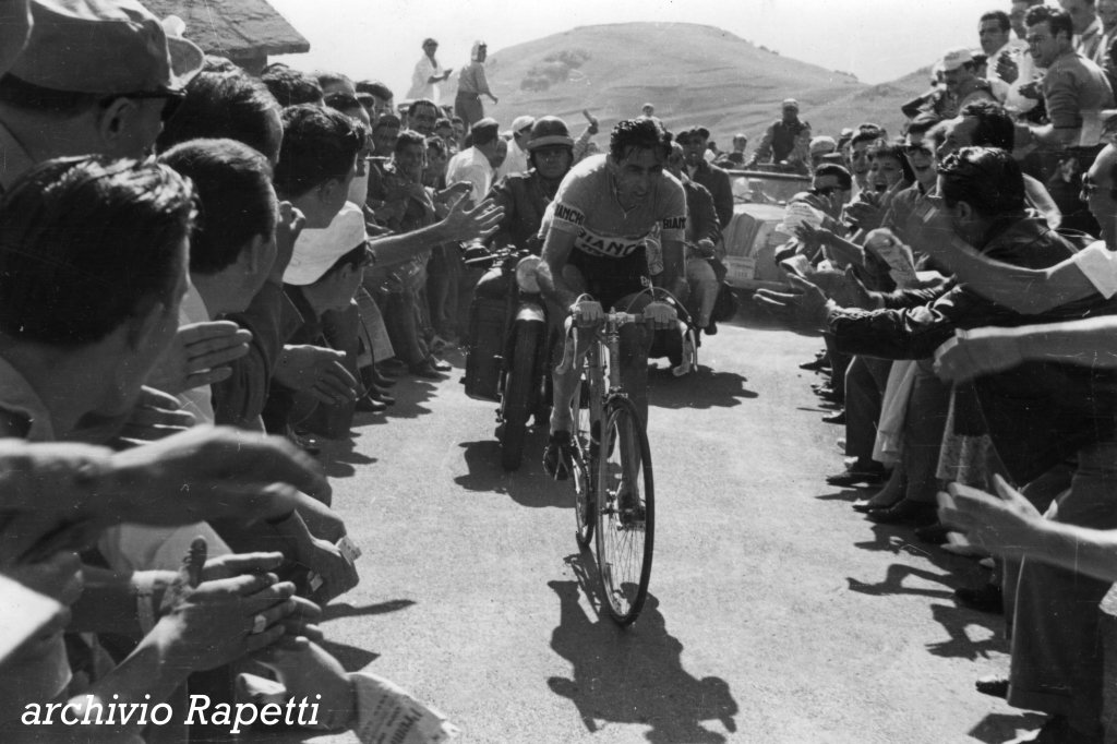 TgLa7's tweet photo. CICLISMO🔴Dalla Leggenda di Fausto Coppi a Meintjes, primo sudafricano a vincere il @giroappennino
Il racconto della lunga storia  della corsa legata ai nomi dei grandi campioni: #Pantani
#Gimondi #Baronchelli #Nibali #Colbrelli 

https://t.co/54OGhXTKzi https://t.co/Ob8gZMmiEE