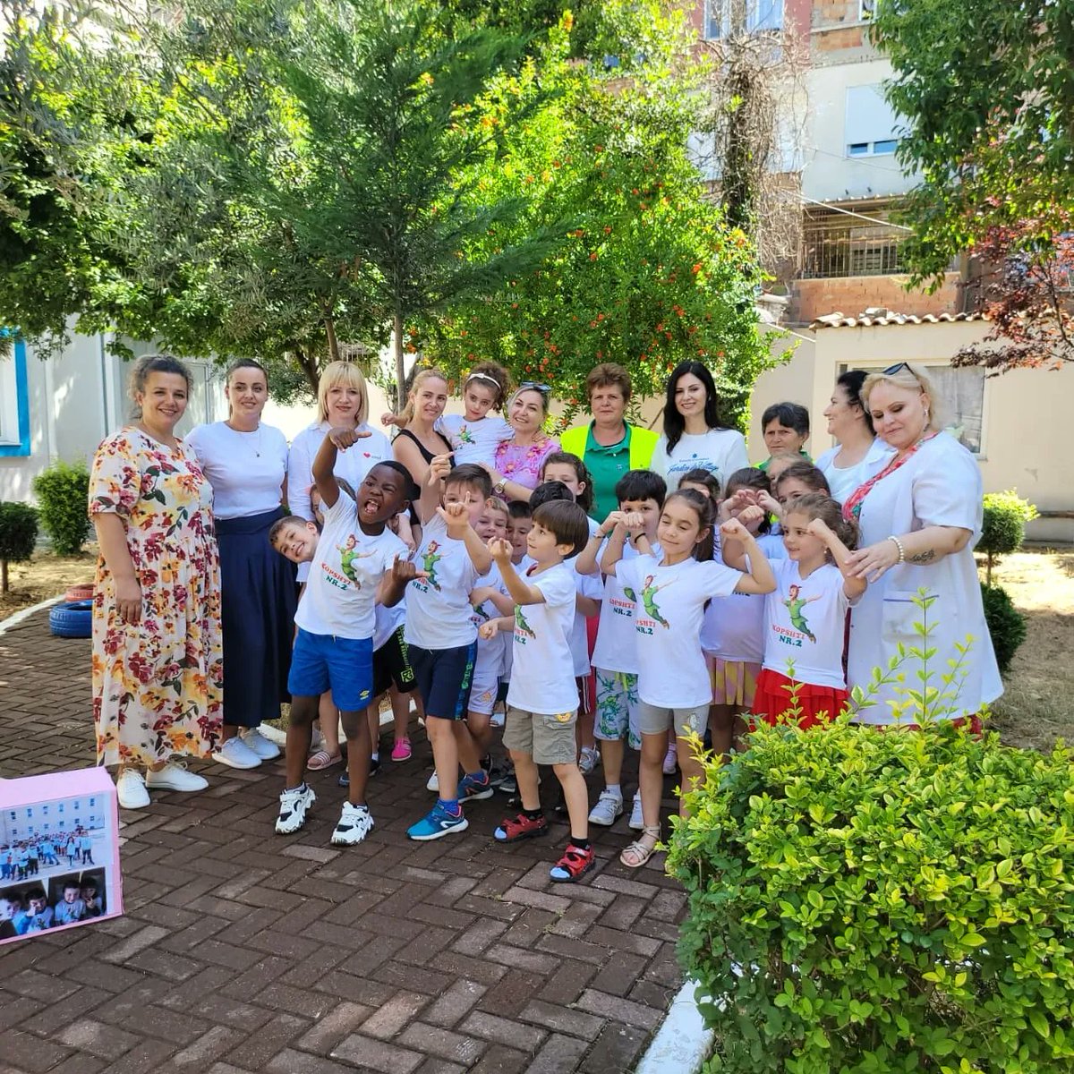 AlketaCobo's tweet photo. Tek #Kopshti2 🏡🌳☀️ #Piterpan 🧒🏻👧 së bashku me Ornelën dhe fëmijët mbollëm lule shumëngjyrëshe 🌹🌸🌷⚘️🌼🌻 në oborr dhe mësuam si të kujdesemi për bimët.
Falenderime të përzemërta për mikpritjen Rovenës dhe stafit të mrekullueshëm të #DPÇK ❤🙏 https://t.co/1WNoQiVP2W
