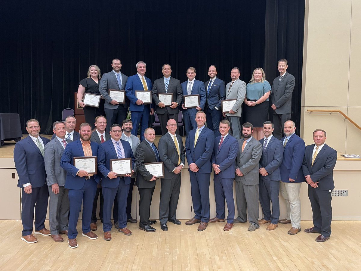 colinbarrett's tweet photo. Congrats to the Tennesseans that graduated this morning from @gsblsu_banking https://t.co/evS4fql569