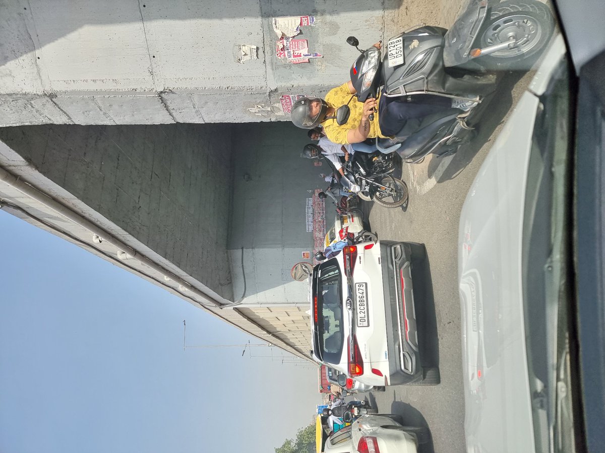 Akshay25420088's tweet photo. @noidatraffic
Sir, the traffic in underbridge of NE3 Taj express junction which moves towards Delhi. Many vehicles come from wrong side and increase traffic. Also chances of accidents are more. Kindly deploy traffic police and take necessary action. Thanks https://t.co/raiqYGsgEn