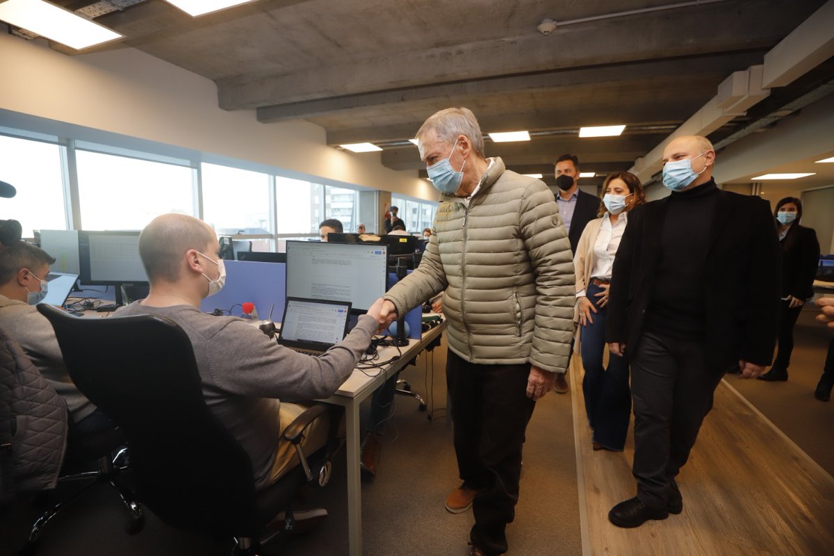 Es una alegría enorme poner en marcha la tercera etapa del Programa de Inserción Laboral en Nuevas Tecnologías #PIL, que brinda 300 oportunidades de empleo. Y, si pueden ser 500, 600 o más, la Provincia está dispuesta a poner los recursos para que tengamos más gente.