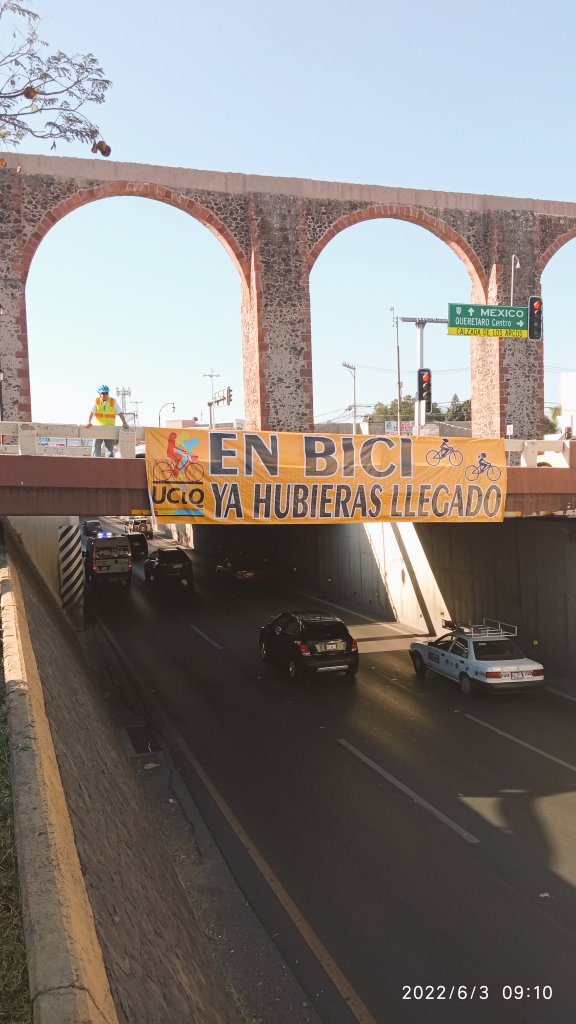 UCIQMX's tweet photo. En bici ya hubieras llegado. Acueducto de Querétaro. https://t.co/BXc1Li6YZt