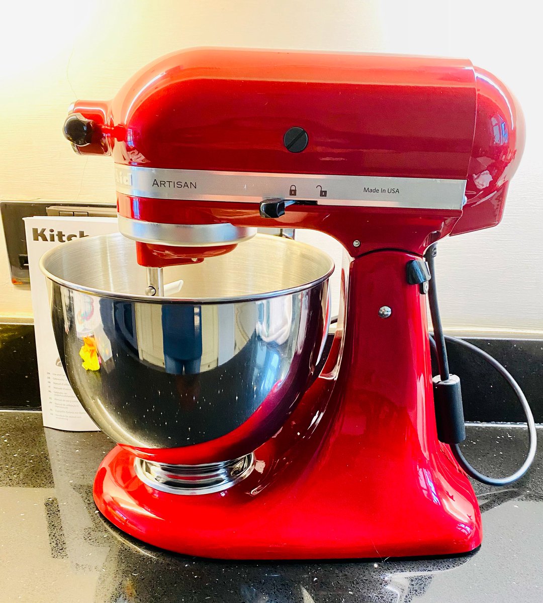 mfmcakes's tweet photo. New mixer 😍
#kitchenaidartisan #kitchenaid #kitchenaidmixer #cake #cupcakes #birthdaycake #traybakes #retrocake #Surreycakes https://t.co/UIWZjjvQMV