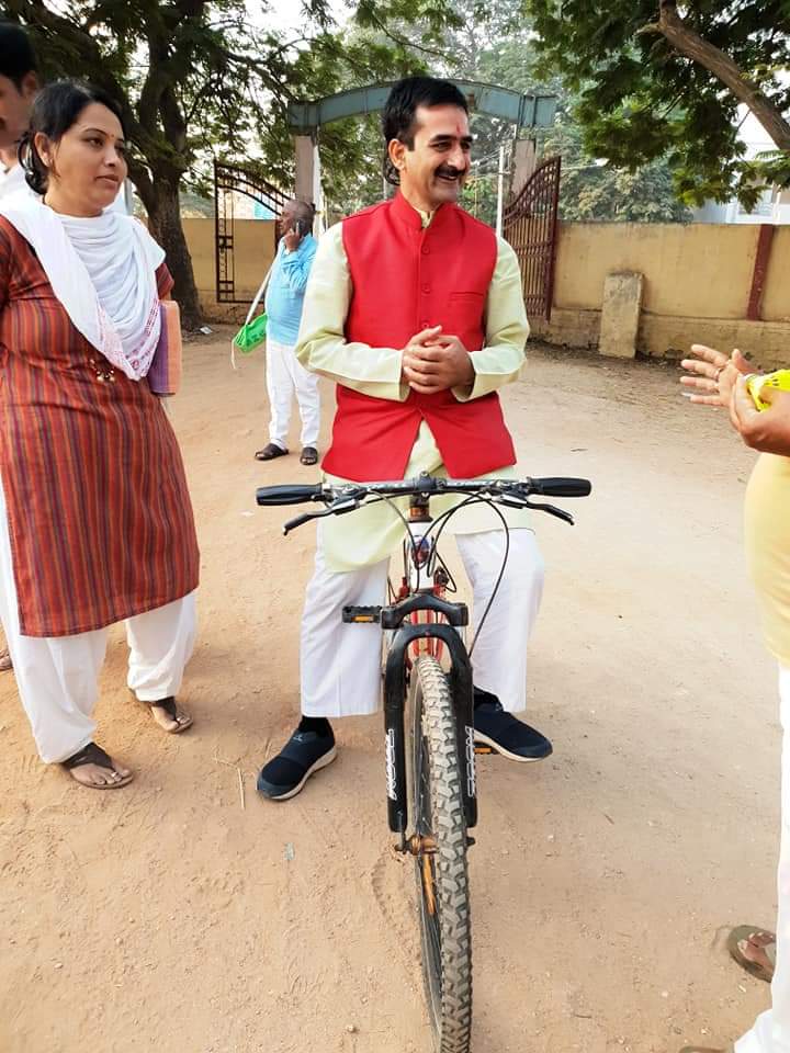 bst_arya's tweet photo. आप सभी को विश्व साईकल दिवस की हार्दिक शुभकामनाएं।
हमे प्रतिदिन साईकल का इस्तेमाल करना चाहिए जिससे हमारा शरीर स्वस्थ रहे और साईकल का प्रयोग करके प्रदूषण को खत्म कर देश को प्रदूषण मुक्त किया जा सकता है
#विश्व_साईकिल_दिवस 
#WorldBicycleDay  
@swabhimani1 @UshaBhagat16 @Anand_arya246 https://t.co/wXnQPLrdsG