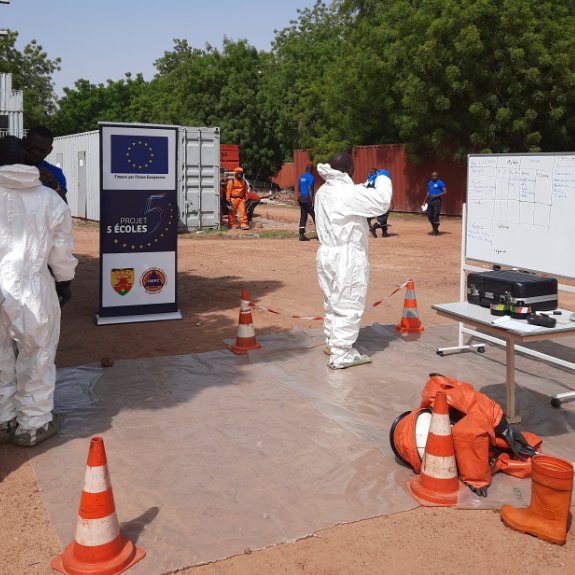 CoopSecuDefense's tweet photo. 🇫🇷🇧🇫France-#BurkinaFaso
🆕 Formation au 2ème niveau d’intervention face aux risques chimiques #RCH2
15 jours de stage à l’@isepc de #Ouagadoudou🇧🇫
pour 2️⃣4️⃣ sapeurs-#pompiers originaires de 6️⃣ pays
Financé par @CoopSecuDefense🇫🇷 et @LUnionEuropenne🇪🇺
Dispensé par l’@Uiisc7🇫🇷 https://t.co/7zsgxma8KX