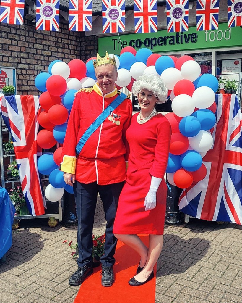 Daniella0503's tweet photo. Jubilee Friday 🇬🇧💙 Sun was out, everybody was is in high spirits, trade was up so what do me and @SteBogg do?! Dress up as the King And Queen 👑😂 all I've gotta say is grey isn't my colour 👵 loads of money raised for Mind too ✅ @craiga340 @edhowe16 @KateGraham03 @skhouryhaq https://t.co/CgPi0ySFUr