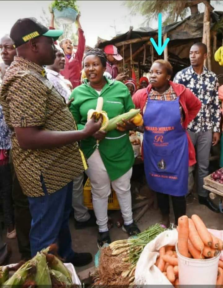 EtalePhilip's tweet photo. And Mama Njoki hapo sokoni alikaa ngumu. She dungad her Azimio apron, kwani iko nini!!! https://t.co/UckLhZIYEJ