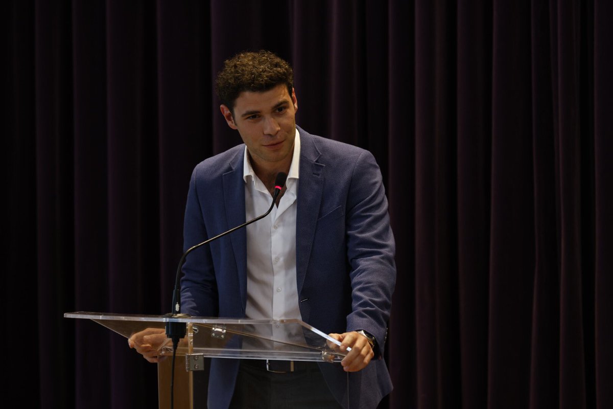 ENS_ULM's tweet photo. 👩🎓👨🎓 Les #diplômés des promos 2020 et 2021 de l’ENS @psl_univ se sont enfin réunis pour fêter leur réussite. Félicitations aux #archicubes ! 👏 https://t.co/oJEknUtWjQ