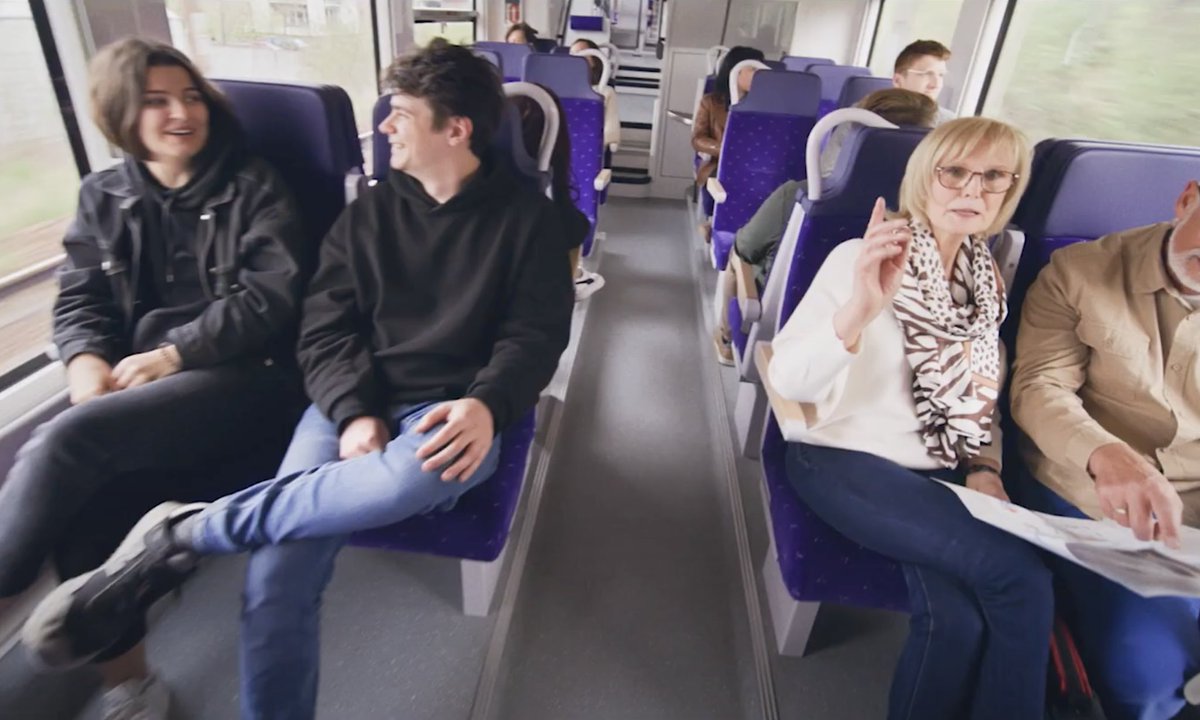 Qui de mieux pour représenter <a href="/TERHDF/">TER Hauts-de-France</a> que les agents eux-mêmes !?
Un grand merci à Driss, Sandrine, Mélanie, Vincent, Lisa, Raphaël et à tous les autres pour leur participation au tournage du film. 

« Pour la planète, chaque trajet compte. » 🌍🌱

<a href="/SNCF/">❌</a> <a href="/TER__SNCF/">TER SNCF Voyageurs</a>