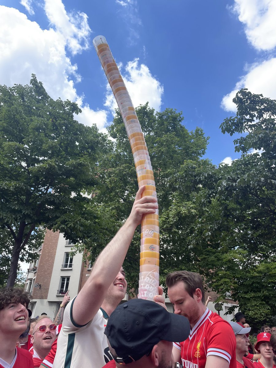bethowen_'s tweet photo. @_Dan_Austin There were lots of people in the fan park collecting together used cups etc - not many bins were made available for us to use https://t.co/wBHVhhxNND